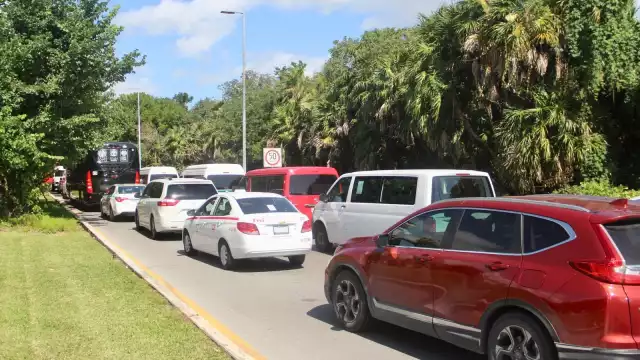 Transportistas indicaron que, aparte de la volcadura, se generaron más accidentes cerca del aeropuerto de Cancún