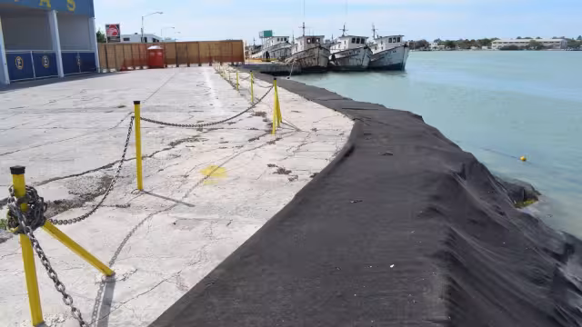 Personal del Sistema Nacional Portuario colocó avisos para prohíbir el paso por el sitio