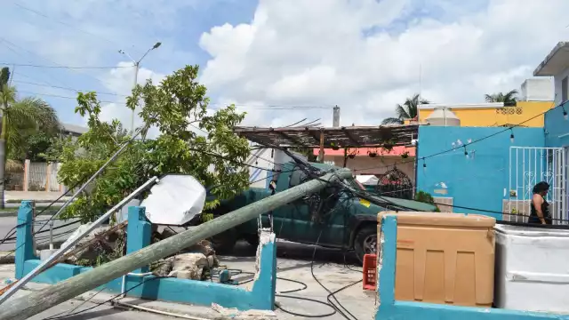 Fueron varios postes derribados por el tráiler