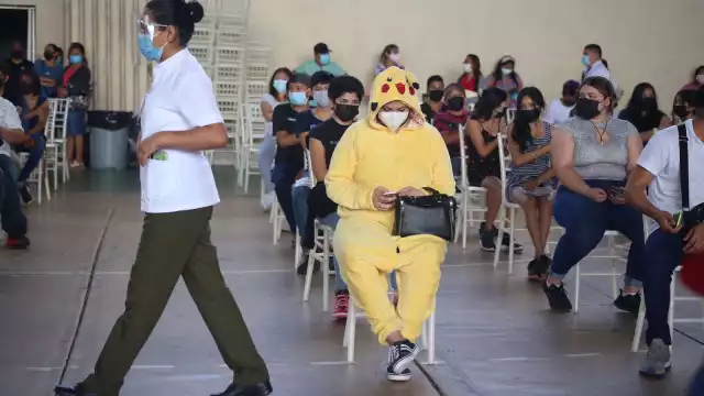 Para recibir la vacuna, las personas tendrán que llevar el comprobante de refuerzo el cual se solicita a través de la página de mivacuna.gob.mx