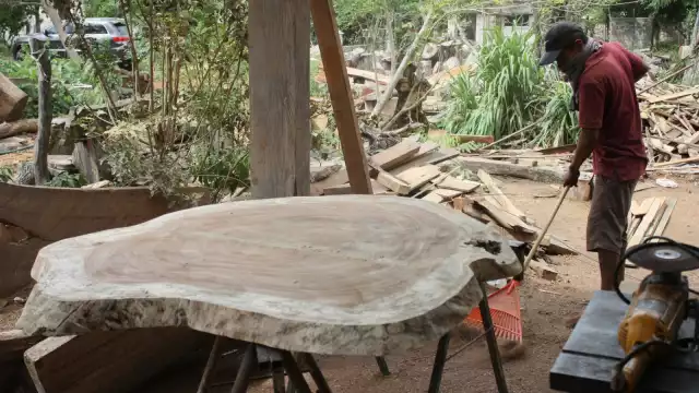 Don Ramsés prepara todo para trabajar la madera