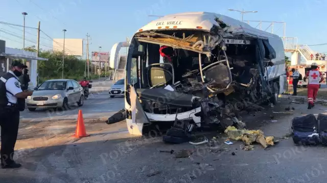 Paramédicos de la Cruz Roja ayudaron a rescatar al chofer del autobús, para trasladarlo a un hospital de Cancún