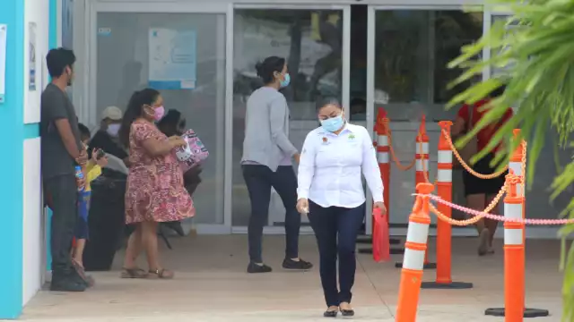 Médicos y enfermeras están recibiendo la segunda dosis