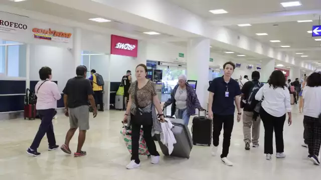 Usuarios reportan por segundo día consecutivo no había ningún trabajador de la dependencia presente para ayudarlos con el problema. 
