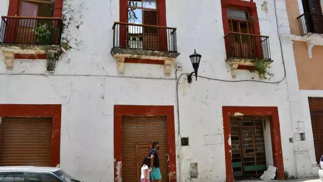 Hace unos días una fracción considerable de fachada cayó drásticamente en la vía pública, lo que causó asombro y temor entre los ciudadanos que pasaban