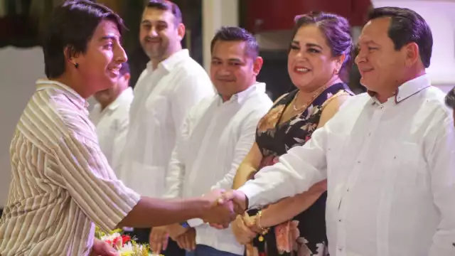 Alumnos distinguidos recibieron reconocimientos por su desempeño académico.