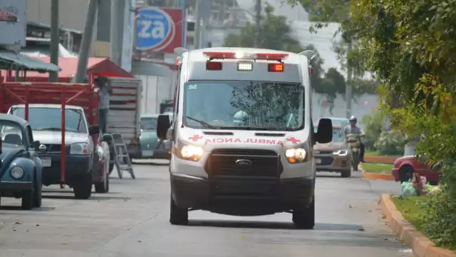 El hombre murió al caer de un techo de lámina de una casa