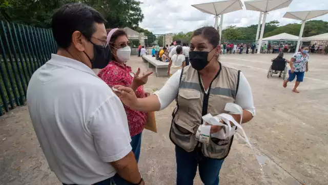 El personal encargado de la logística en la Unidad Deportiva Kukulcán afirma que la afluencia de gente baja después de las 2 de la tarde, pero sigue llegando