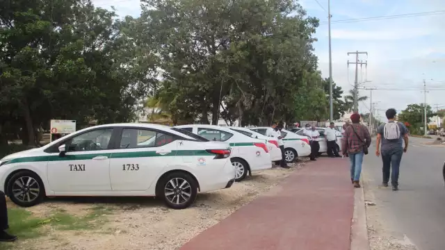 Los taxistas permanecieron estacionados alrededor de media hora y poco a poco se fueron retirando