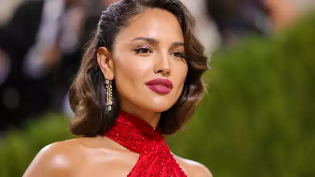 Eiza González disfruta de sus vacaciones en México junto a una michelada
