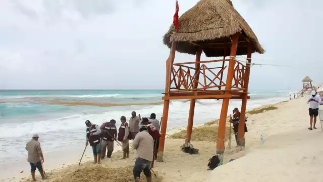 La poca arena no ayuda a que la torre se mantenga en pie
