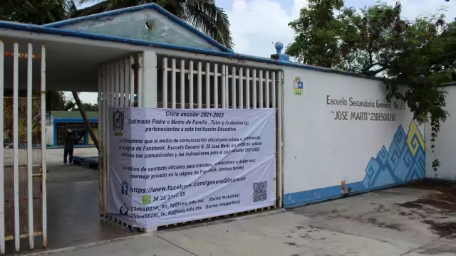 Algunas escuelas de Cancún colocaron avisos sobre el inicio de las clases presenciales en sus instalaciones