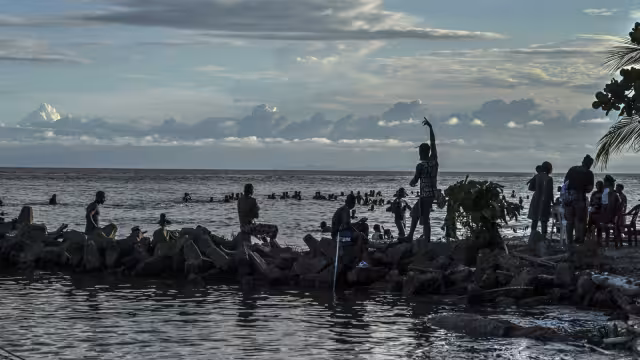 El sistema se desplaza hacia el noroeste a unos 20 km/h, con vientos máximos sostenidos de cerca de 55 km/h