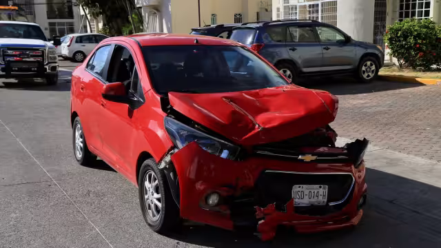 Así quedó el auto luego de embestir al motociclista
