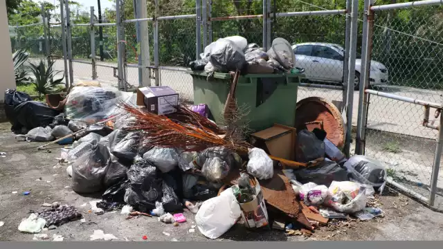 Recolectores de basura de la empresa Intelligencia México se llevan los desechos sólo si hay propina. Foto: Por Esto!