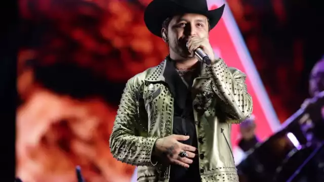 Christian Nodal causó revuelo en redes sociales al aparecer en público sin los tatuajes que se hizo en honor a su entonces prometida, Belinda