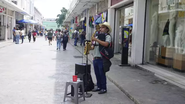 Con esfuerzo, logró comprar su propio instrumento