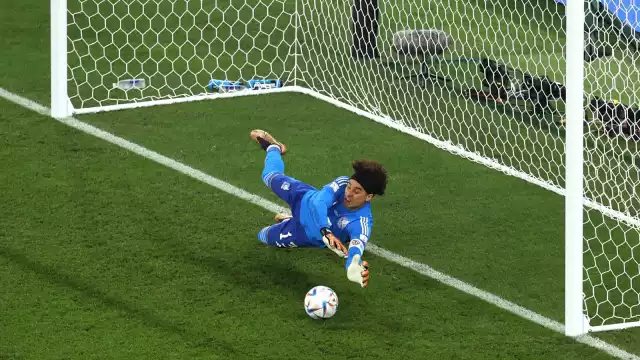Martinoli le pone nuevo apodo a Memo Ochoa tras atajada a Lewandowski