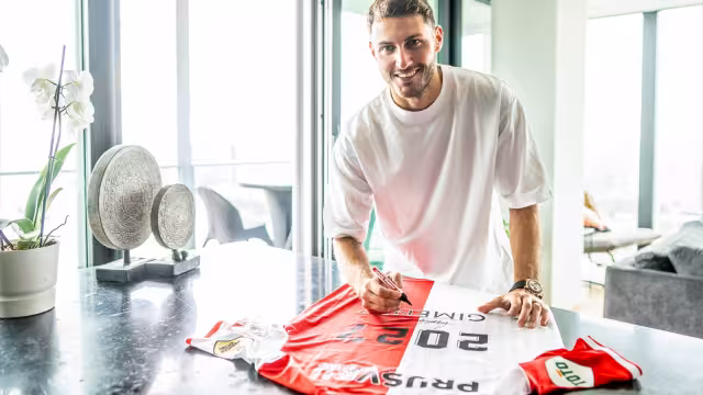 Santiago Giménez extiende su contrato con el Feyenoord hasta 2027