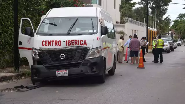 El conductor de la combi fue trasladado al hospital para su valoración