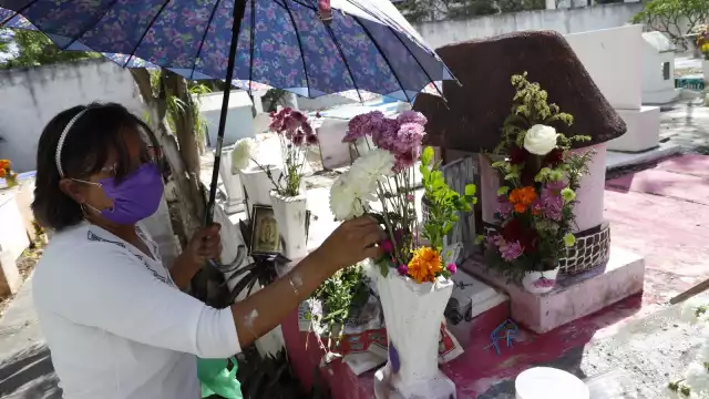 En el cementerio de Chuburná hubo varias personas que llevaron flores a sus finados