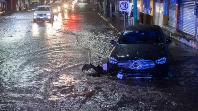 Calles y avenidas de Ecatepec y Coacalco quedaron bajo el agua, luego de las intensas lluvias que causaron inundaciones