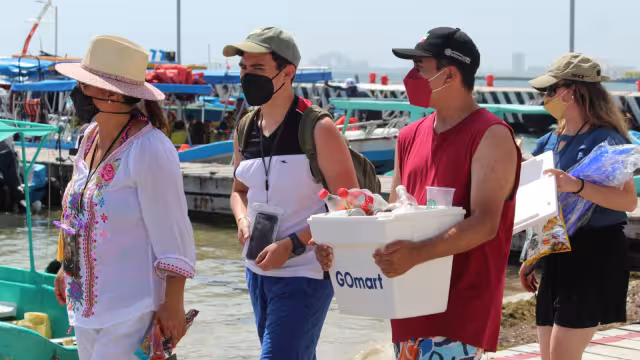 Las altas temperaturas provocan que quienes solicitan servicios de recreación en el mar pasen la mayor parte del tiempo en el agua