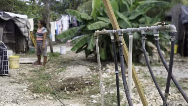 Pese a que algunos pagan, otros vecinos  han decido "colgarse" de algún punto para no dejar de tener el vital líquido.