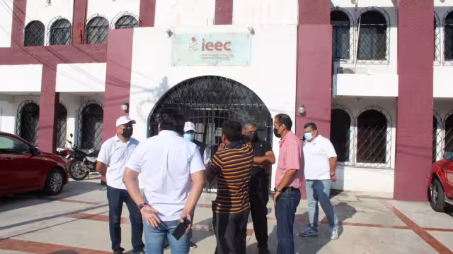 Extrabajadores fueron a denunciar violación de derechos tras ser despedidos del IEEC Campeche