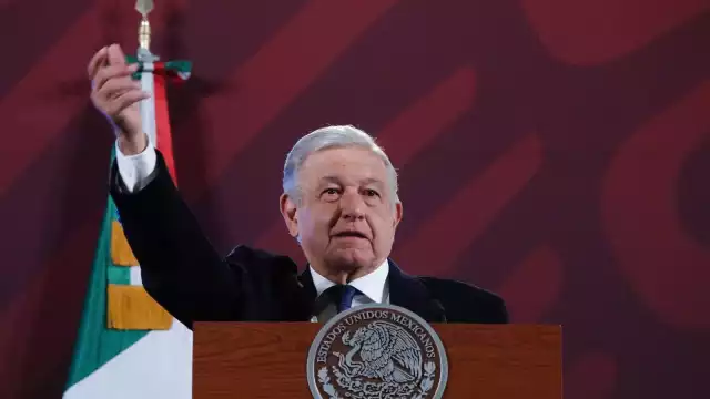 AMLO recordó que hay personas en Estados Unidos que quieren nombrar a los cárteles como terroristas para poder violar la soberanía nacional.
