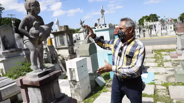 Rivero Canto dijo que la puesta en marcha del panteón en 1821 se consideró una medida impopular, pues la gente con recursos solía enterrarse en las iglesias