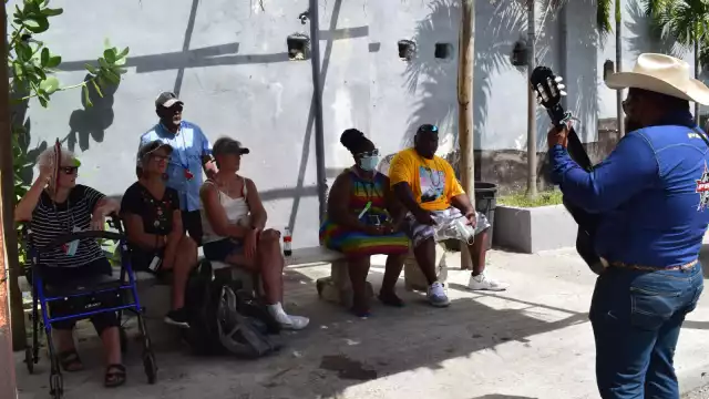 Una comida completa en los restaurantes del puerto puede costas hasta 50 dólares