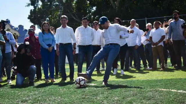 El gobernador, Mauricio Vila dio la patada inicial en el campo deportivo en Kanasín