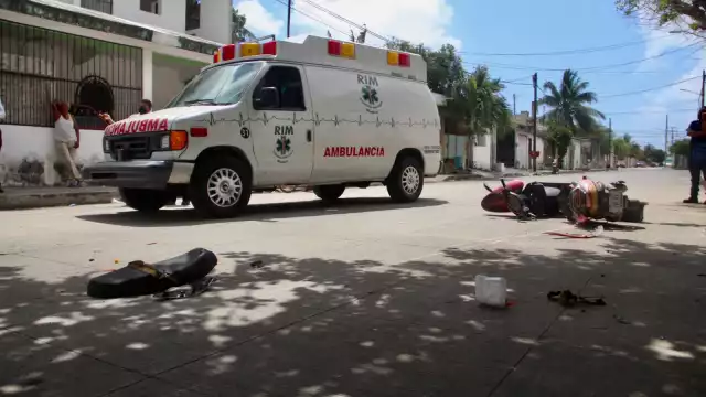 Paramédicos de la empresa privada trasladaron a la motociclista lesionada al Hospital General de Cancún