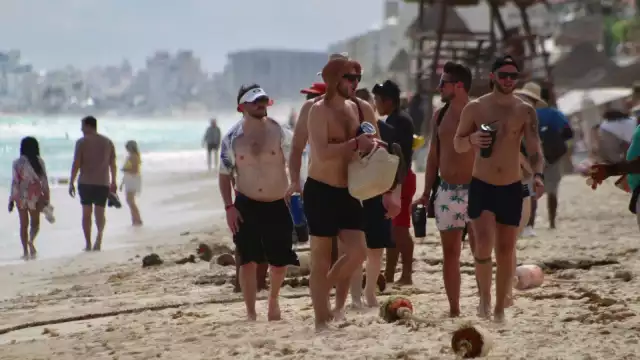 Algunos turistas incumplían la recomendación y entraban a nadar, otros, caminaban por la playa de Cancún