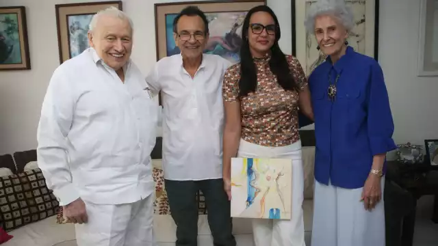Don Mario Renato Menéndez Rodríguez y su esposa doña Alicia Menéndez Figueroa platicaron con el artista cubano Ernesto García Peña