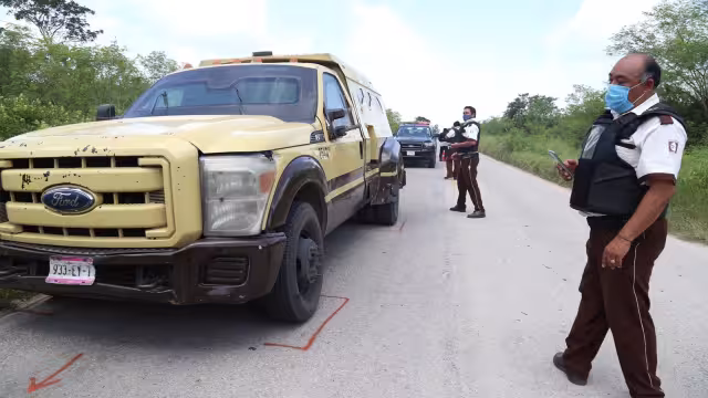 El motociclista habría chocado con un faro del camión para luego avanzar cerca de 60 metros sobre la carretera