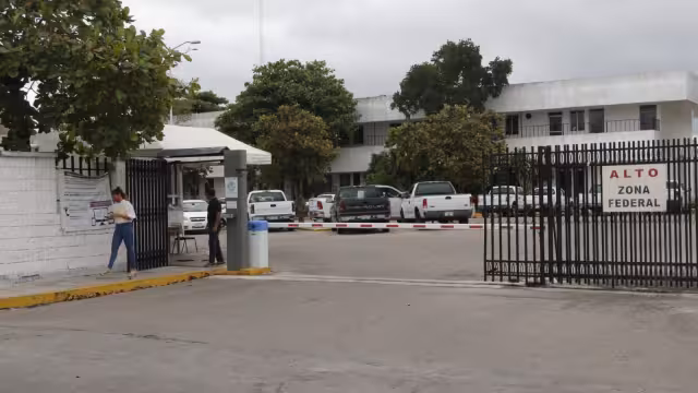 Los guardias no dan acceso a quienes no sean empleados