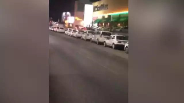 La fila de taxis comienza desde la altura del Malecón Tajamar y se prolonga hasta la entrada de la Zona Hotelera de Cancún