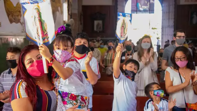 El Padre explicó que los padrinos son acompañantes espirituales y no económicos