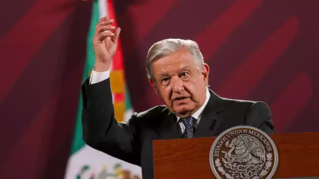 INE ordena a AMLO bajar o modificar mañanera en que difundió encuestas
