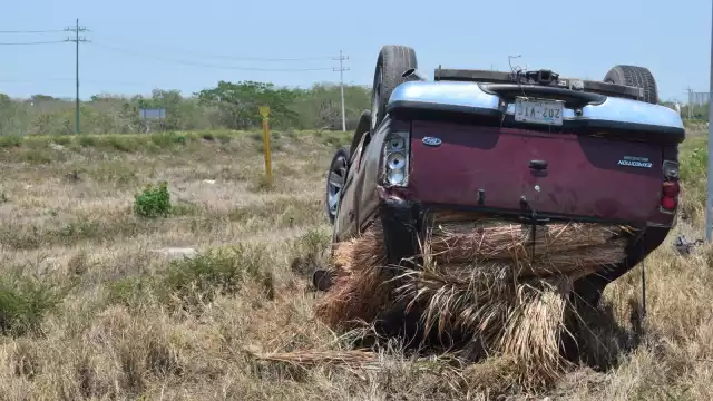 El conductor resultó con varios golpes tras volcar