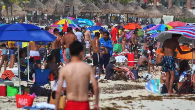 Familias mexicanas y turistas aprovecharon del día festivo para reunirse frente al mar a consumir bebidas embriagante sin respetar la sana distancia
