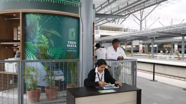 Continúa ofreciendo únicamente dos corridas al día.