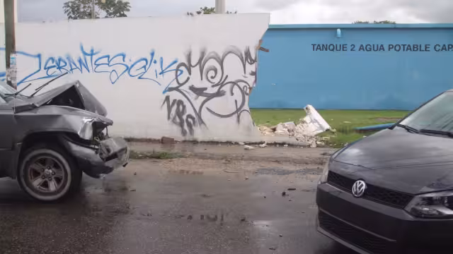 La camioneta terminó con daños en su parte frontal tras derribar la barda de Aguakan cerca de la Avenida de los Tules en Cancún