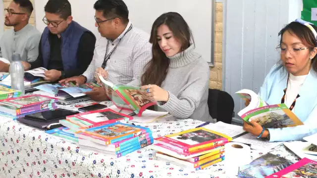 Entrega de nuevos libros de texto gratuitos de la SEP