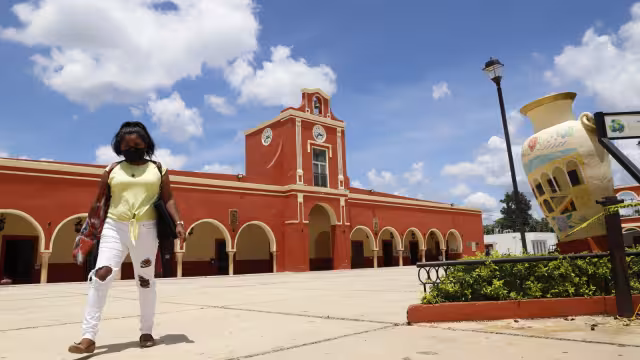 Para los visitantes es una llamativa experiencia con tiendas de artesanías y demás escaparates de múltiples sugerencias.