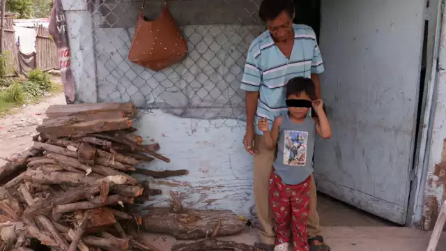 Con los 30 pesos que logra al día con la venta de leña, José y su hijo tienen que saciar su hambre ante la imposibilidad de obtener empleo