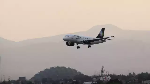 Avión de Volaris aterriza en el AICM