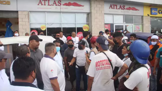 Taxistas se pelean con mototaxistas por permisos para operar en la Plaza Paseos Arco Norte en Cancún